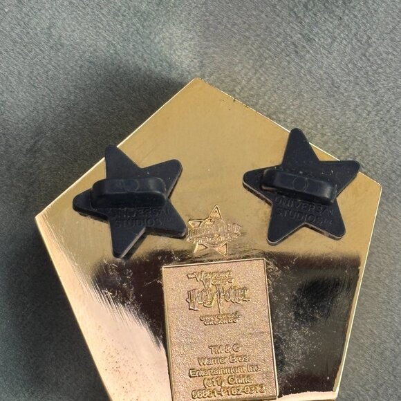 Wizarding World of Harry Potter Chocolate Frog Hinged Pin - Picture 3 of 5